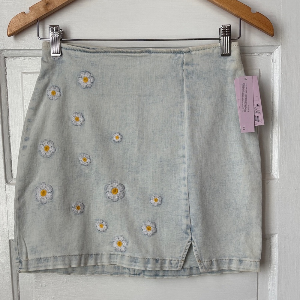 WILD FABLE EMBROIDERED FLORAL DENIM MINI SKIRT